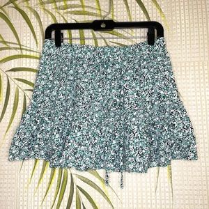 Zara ruffled mini skirt Size L green white floral pattern